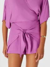 Short color violeta con detalle de lazo en la cintura.