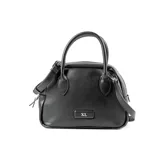 Cartera tipo bowling de la marca XL, confeccionada en símil cuero color negro. Presenta asas fijas, correa regulable extraíble, cierre superior y placa metálica con logo en el frente.