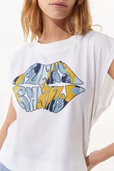 Top blanco con cuello redondo y sisas amplias. Estampado frontal con forma de labios en colores amarillo, azul y negro.