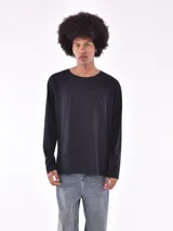 Remera de manga larga color negro, con cuello redondo y calce regular.