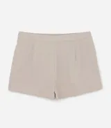 Short pollera color beige con superficie texturizada efecto lino y traspase delantero. De corte sastrero.