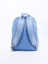 Mochila de diseño clásico en color celeste, confeccionada en material sintético con acabado brillante. Cuenta con un compartimento principal amplio con cierre, un bolsillo frontal externo con cierre y tiradores de cordón trenzado en blanco y negro.