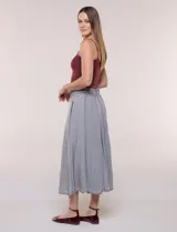 Falda midi color gris de lyocell, con cintura alta, costuras verticales decorativas, bolsillos laterales y corte acampanado.