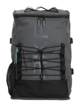 Mochila RKF de diseño técnico en color gris, confeccionada en poliéster reciclado repelente al agua. Presenta un compartimento principal con cierre, sistema de cordones elásticos frontales, bolsillo lateral de malla, correas ajustables y detalles en negro.