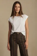 Remera de algodón peinado con corte oversize, cuello redondo y mangas cortas con hombreras integradas.