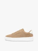 Zapatillas court de gamuza color khaki, con cordones del mismo tono, suela blanca y detalle de talón en contraste.