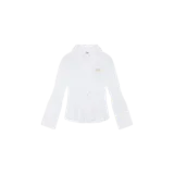 Camisa blanca de manga larga con cuello camisero, cierre frontal con botones y detalles fruncidos en el torso y las mangas. Presenta un parche bordado dorado en el pecho y puños alargados con botones.
