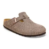 Zueco tipo mule de fieltro de lana en color marrón, con hebilla metálica ajustable en el empeine y suela de corcho y goma.