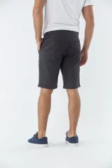 Bermuda tipo chino de gabardina, con diseño de cinco bolsillos, cierre de cremallera y botón, y detalle de botamanga.