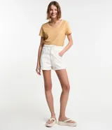 Blusa de algodón de manga corta y cuello en V, de diseño liso en color tostado.