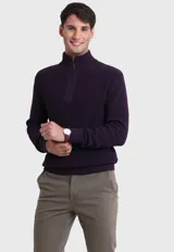 Sweater de punto morado con cuello alto y cierre de cremallera hasta el pecho.