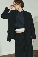 Blazer de corte sastre con estampado de raya diplomática, cuello con solapa de muesca, hombreras, cierre frontal de un botón y bolsillos delanteros con solapa.