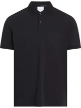 Chomba negra de manga corta con cuello polo y tapeta de dos botones. Presenta un detalle de tejido texturizado o deshilachado en la tapeta de los botones y un pequeño logotipo bordado en el pecho.