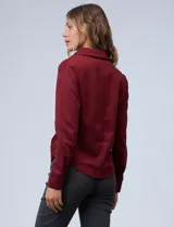 Camisa azul en símil suede, marca Ninety. Cuello con solapa y abertura central con botones. Delantera fruncida.