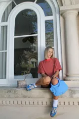 Remerón de corte holgado y diseño oversize, color violeta con cuello redondo en contraste color celeste. Confeccionado en algodón, presenta costuras visibles y un pequeño bordado en el pecho.