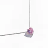 Collar plateado de cadena fina con dije de corazón rosa engarzado.