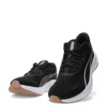 Championes de running Puma Skyrocket Lite 2, color negro con detalles en blanco y cobre. Presentan exterior de malla transpirable, entresuela amortiguada PUMALite, plantilla SOFTFOAM+ y suela de goma de largo completo.