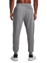Pantalón de jogging Under Armour, confeccionado en tejido polar de mezcla de algodón con interior cepillado. Presenta cintura elástica con cordón ajustable, bolsillos laterales abiertos, bolsillo trasero con cierre y puños acanalados en los tobillos.
