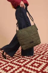 Cartera capitoneada color beige, con diseño geométrico y asa resistente. Amplia y cómoda, ideal para el uso diario.