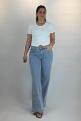 Jean wide leg celeste de tiro medio, con costuras diagonales decorativas en las piernas y diseño de corte amplio.