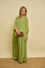 Blusa verde de manga larga con diseño amplio y fluido.