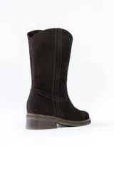 Bota de caña media confeccionada en cuero gamuzado color negro, con costuras a la vista en tono contrastante. Presenta un detalle de cadena metálica plateada con dijes colgantes en forma de llaves y candados alrededor del tobillo. Cuenta con un taco cuadrado de madera y suela de goma.