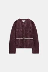 Blazer de cuello redondo y manga larga, confeccionado en tejido con efecto ante. Presenta cierre frontal con botones, bolsillos delanteros con solapa y un cinturón ajustable a la cintura con hebilla metálica.