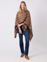 Ruana tejida de Jones New York con diseño a cuadros en tonos verdes y marrones. Presenta cuello alto, cierre frontal con botón tipo trenca y bordes con ribete negro.