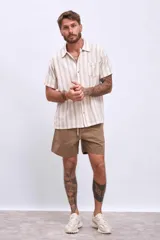 Bermuda color marrón claro con cordón ajustable en la cintura.