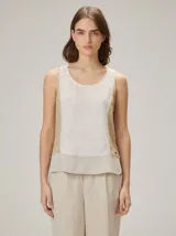 Top de lino sin mangas, con diseño color-block que combina paneles en beige al frente, negro en los laterales y marrón en la parte inferior.