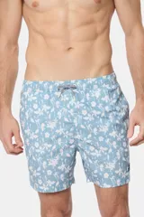 Short de baño celeste con estampado floral blanco, cintura con elástico y cordón regulable, bolsillos laterales y suspensor de malla fina.
