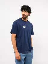Remera de manga corta color blanco, con cuello redondo y logo de la marca estampado en color verde en el pecho.
