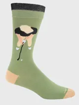 Par de medias de largo medio con diseño temático de golf. Una media presenta un paisaje de campo de golf con bandera y la otra muestra a un golfista en acción.