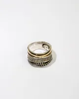 Anillo de plata 925 con dublé de oro y zirconias azules y blancas.