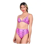 Bikini de dos piezas con estampado de piel de serpiente en color fucsia. El corpiño es de estilo triangular con breteles finos y la bombacha es de tiro alto.