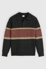 Sweater de punto estilo rugby con cuello polo y cierre frontal de botones. Presenta un diseño de franjas horizontales en tonos azul oscuro, rojo y beige, con puños y ruedo acanalados.