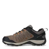 Championes de trekking Merrell modelo Crosslander 3, color marrón con detalles en negro y naranja. Presentan una combinación de cuero y malla transpirable, con suela de goma robusta diseñada para terrenos difíciles y cierre mediante cordones.