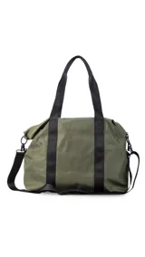 Bolso deportivo color gris claro, con cierres y correas negras. Cuenta con dos asas superiores, bolsillo frontal con cierre y correa extensible ajustable.