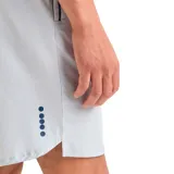 Short deportivo Diadora de corte recto y largo de 9 pulgadas, color gris claro. Cuenta con cintura elástica, bolsillos laterales y logo de la marca estampado en la pierna izquierda.