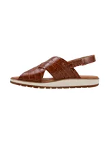Sandalia de cuero con textura efecto cocodrilo en color marrón cognac. Presenta tiras cruzadas en el empeine, tira trasera con elástico y una suela plana de goma con plataforma bicolor.