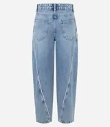 Pantalón de jean estilo baggy con cintura media, corte recto y holgado. Presenta un lavado con efecto dirty y detalles de bordados deshilachados verticales en la parte frontal de las piernas. Cuenta con cierre frontal con botón y cremallera, presillas en la cintura y bolsillos funcionales.