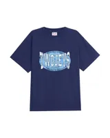 Remera azul marino de algodón orgánico con corte regular, cuello redondo y moldería clásica. Presenta estampa serigrafiada al frente con el logotipo de TwoJeys en tonos celestes y blancos con efecto desgastado.