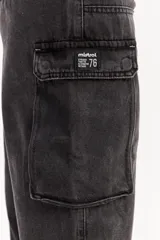 Jean cargo de algodón con calce suelto, color negro lavado con efecto desgastado, con múltiples bolsillos utilitarios en los laterales.