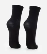 Kit de dos pares de medias deportivas blancas de caña media, confeccionadas en poliamida con buenas prácticas ambientales, de toque suave y ajuste cómodo.