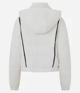 Campera puffer deportiva Get Over, color blanco con detalles de bies en color negro a lo largo de las mangas. Presenta cuello alto con capucha integrada, cierre frontal con botones a presión, bolsillos laterales con cremallera y puños con elásticos.