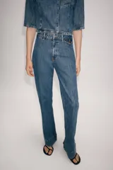 Jeans flare de tiro alto de Zara Woman Collection, en color azul con efecto lavado. Presentan un corte slim en la parte superior y perneras acampanadas con raya planchada al frente y dobladillo ancho. Incluyen cierre frontal con cremallera y botón.