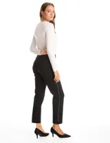 Pantalón slim fit de tiro alto con pretina ancha elastizada y detalle de hilera vertical de micro-tachas metálicas en los laterales. Diseño al tobillo con ruedo recto.