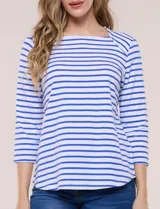Remera semi entallada de algodón con elastano, con estampado de rayas horizontales blancas y rosadas, escote bote y mangas tres cuartos de corte raglán.