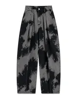 Pantalón unisex de denim con diseño amplio y silueta barrel, inspirado en la bombacha de campo y el pantalón sastrero. Cuenta con lavado irregular efecto tie-dye en tonos negro y gris, pinzas delanteras y bolsillos laterales.