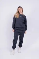 Pantalón de jogging negro con cintura elástica y cordón ajustable. Estampado con la palabra "GRAPHITE" en blanco en la pierna izquierda.